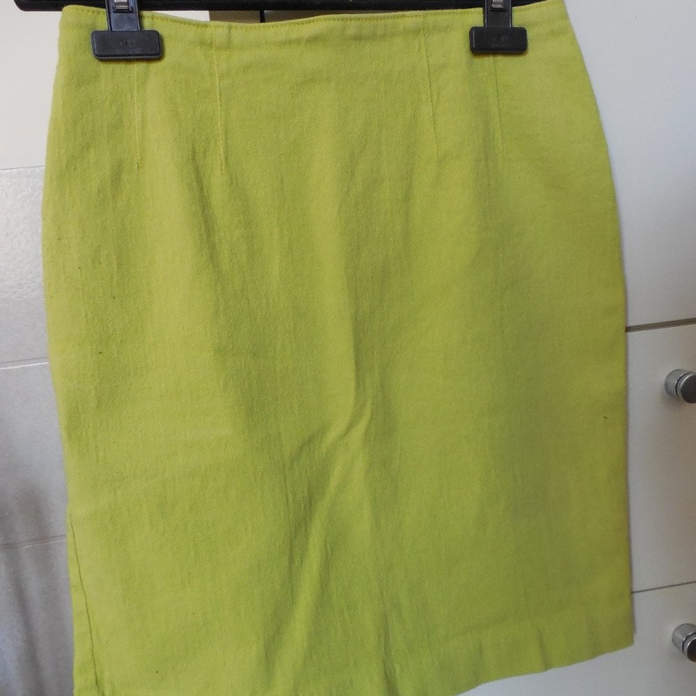 J*O*U-J*O*U Size 9/10 Stretch Denim Skirt in CHARTRUESE Color Great Condition